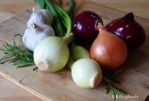cebula szczypiorek i czosnek